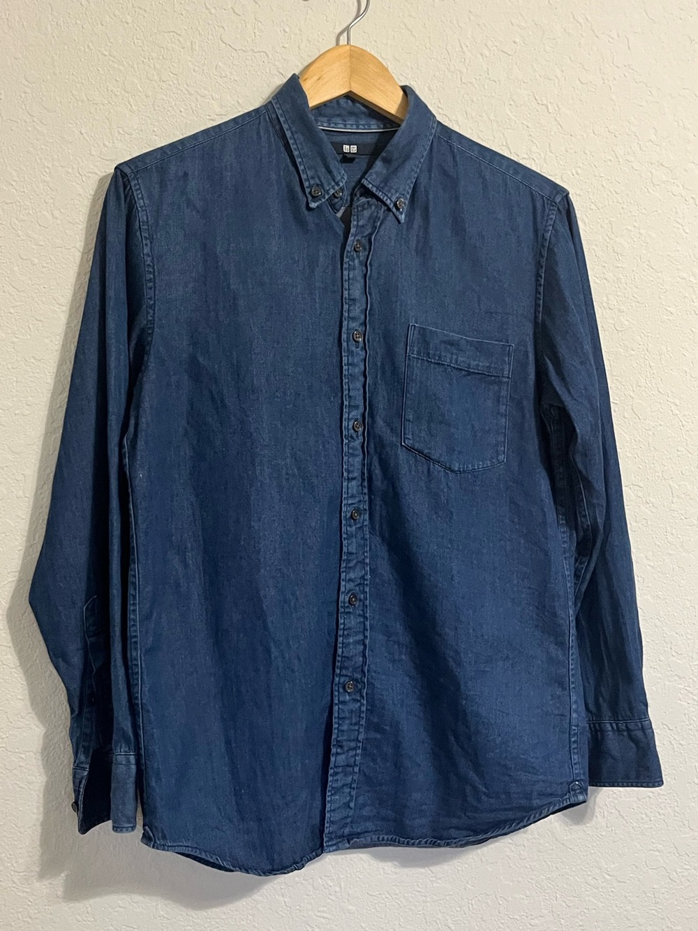 Uniqlo Chambray Denim Button Down Shirt Medium Blue Minimalist Casual